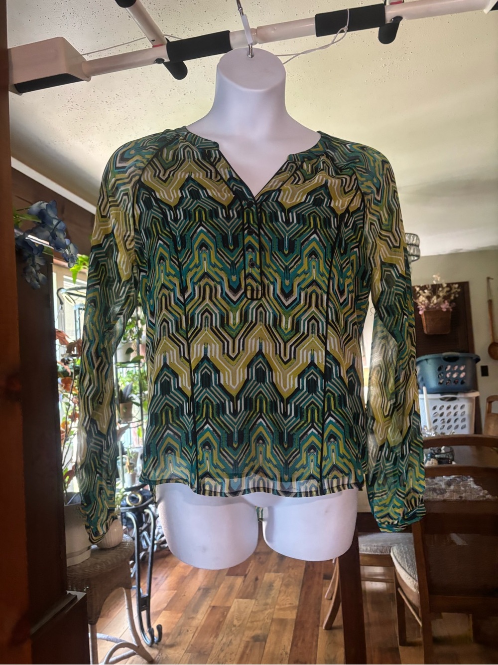 Calvin Klein Women’s Green Geometric Long-Sleeve V-Neck Blouse Size M